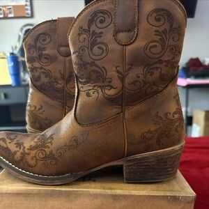 Roper Tan Embroidered Cowboy Boots